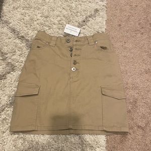 NWT size S Windsor mini cargo skirt. Never worn, no damage or stains.
